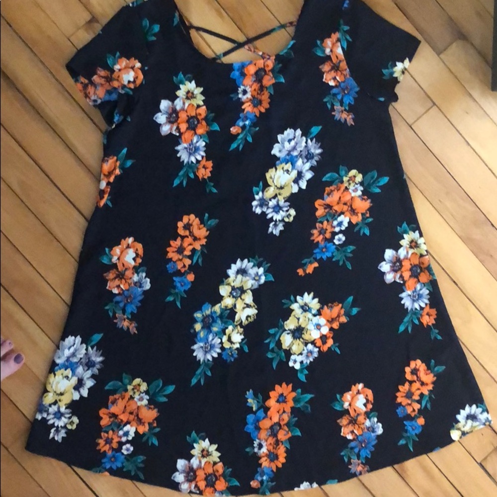 BNWT Adorable floral print dress.